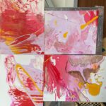le choix de l'artiste pour assembler les quatre toiles